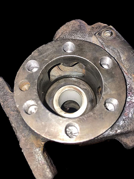 The Vesconite Hilube bushing inside the gear pump casing