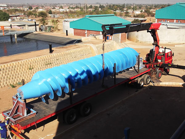 Transportation of the 7.6 t Archimedes screw pump body.