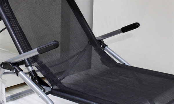 The arm handle made of ASA guarantees a good grip, protects the user and covers open areas (Source: Siena Garden)