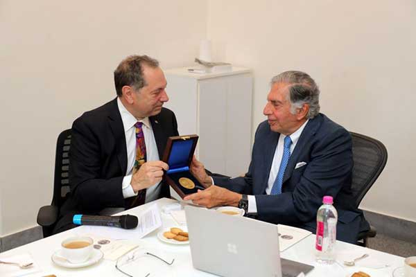 ASME Executive Director/CEO Tom Costabile (left) presents the 2022 Hoover Medal to Ratan Tata.