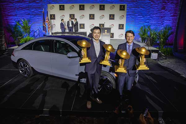 José Muñoz, Global COO Hyundai Motor Company and SangYup Lee, Executive VP and Head of Hyundai Global Design Center with the 3D printed trophies