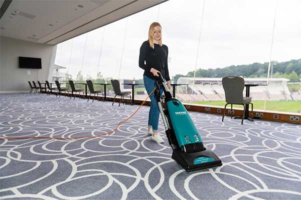 The Valet Dual Motor Upright’s self-adjusting brush head instantly adjusts to the carpet pile height, allowing the brush head to float evenly over all carpet pile surfaces