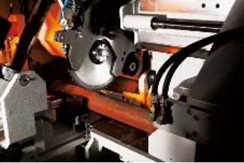 View into the CNC-controlled, fully automatic production circular saw KASTOvariospeed