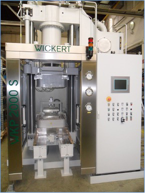 For the large-scale production of small and miniature precision parts, Wickert recommends transfer moulding presses such as the WKP 2000S (picture: Wickert).