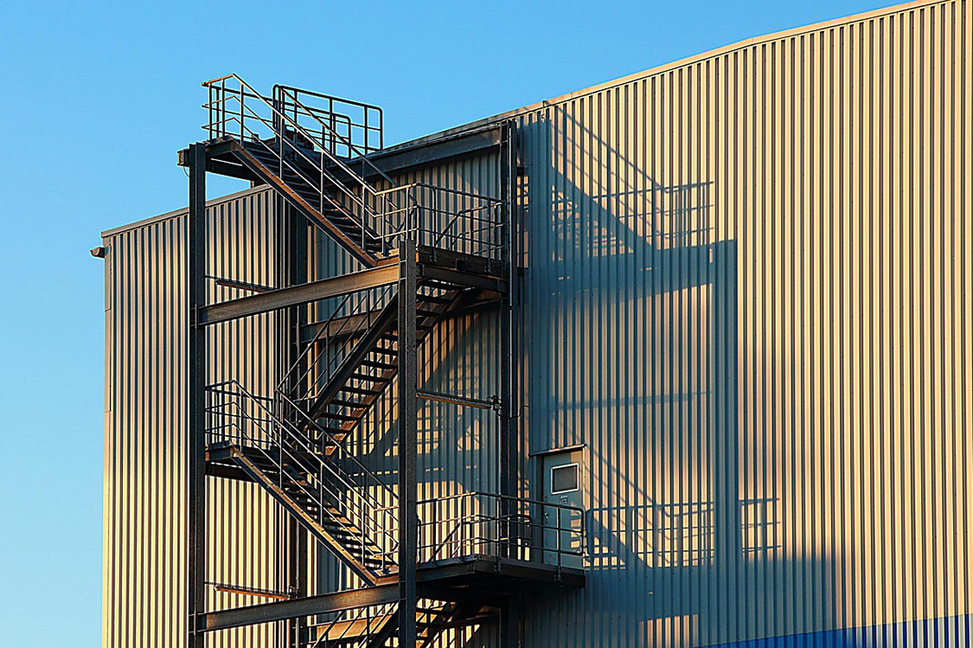 増大する生産能力需要に対応する仮設工業用スペース from industrytoday.com